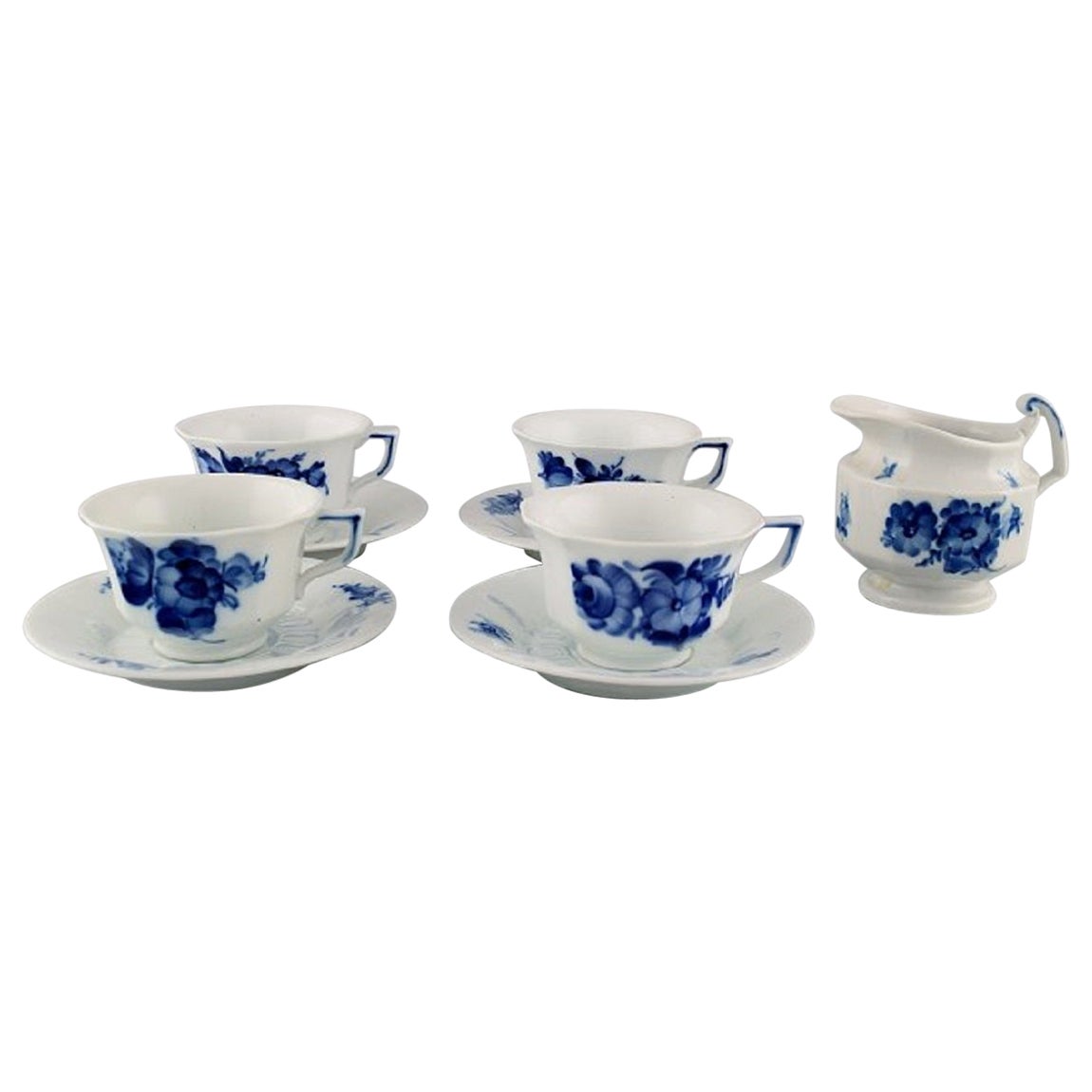 Quatre tasses à café angulaires Royal Copenhagen à fleurs bleues avec soucoupes et crémier