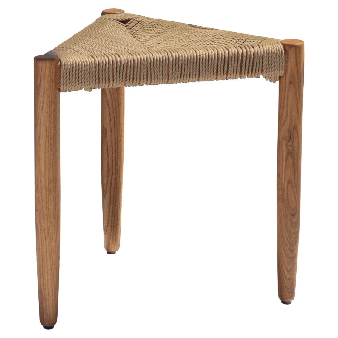 Tabouret tripode contemporain en bois massif et corde "Yiaros" par ANAKTAE