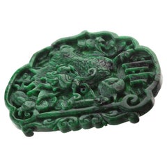 Statue de dragon d'art asiatique sculptée en jade omphacite et jadéite naturelle, avec pendentif