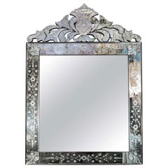 Vieux miroir élégant de style vénitien à sommet en forme de couronne