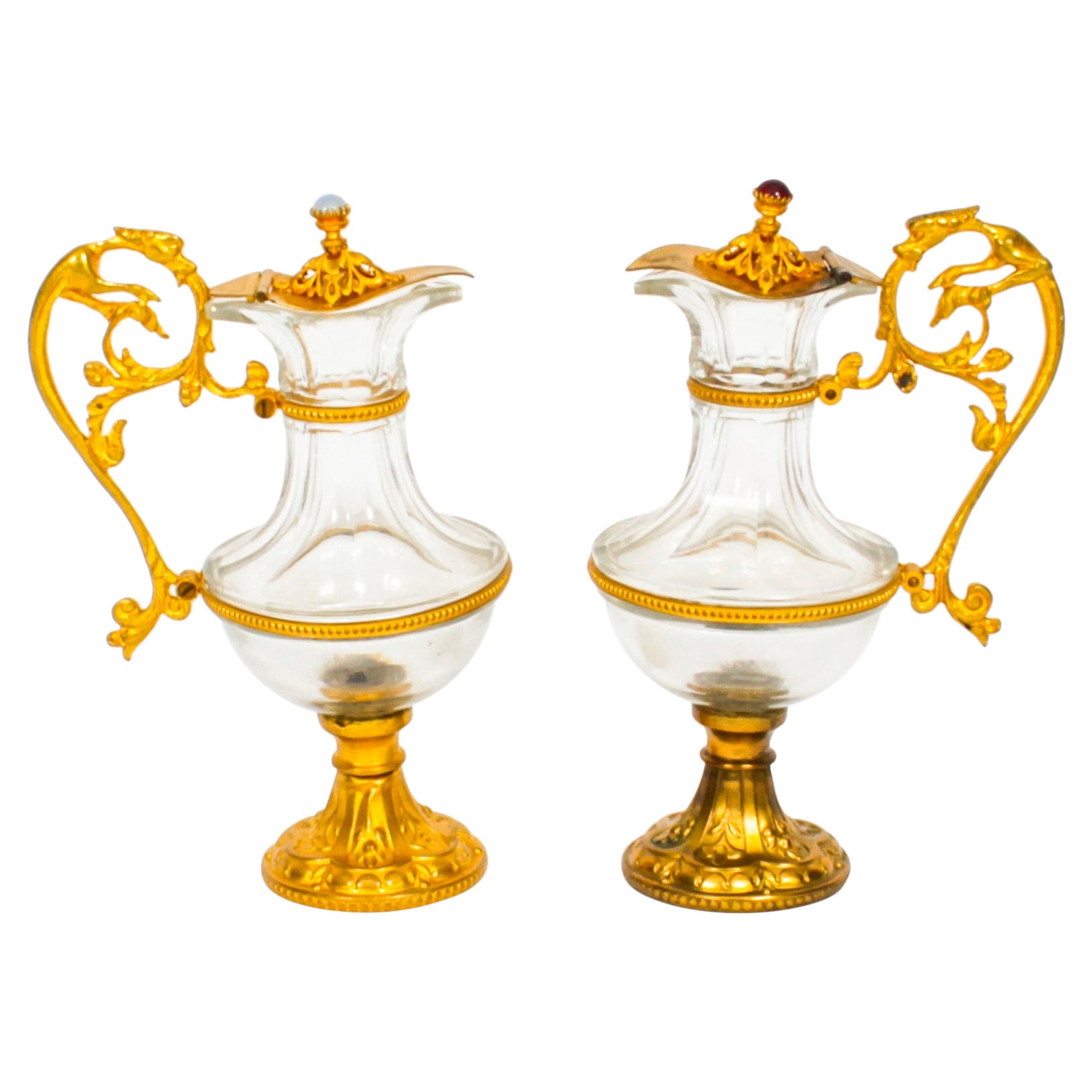 Paire d'aiguières françaises anciennes en bronze doré et verre, 19ème siècle en vente