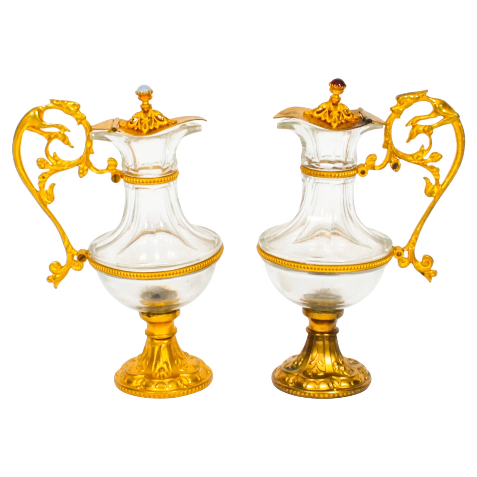 Paire d'aiguières françaises anciennes en bronze doré et verre, 19ème siècle