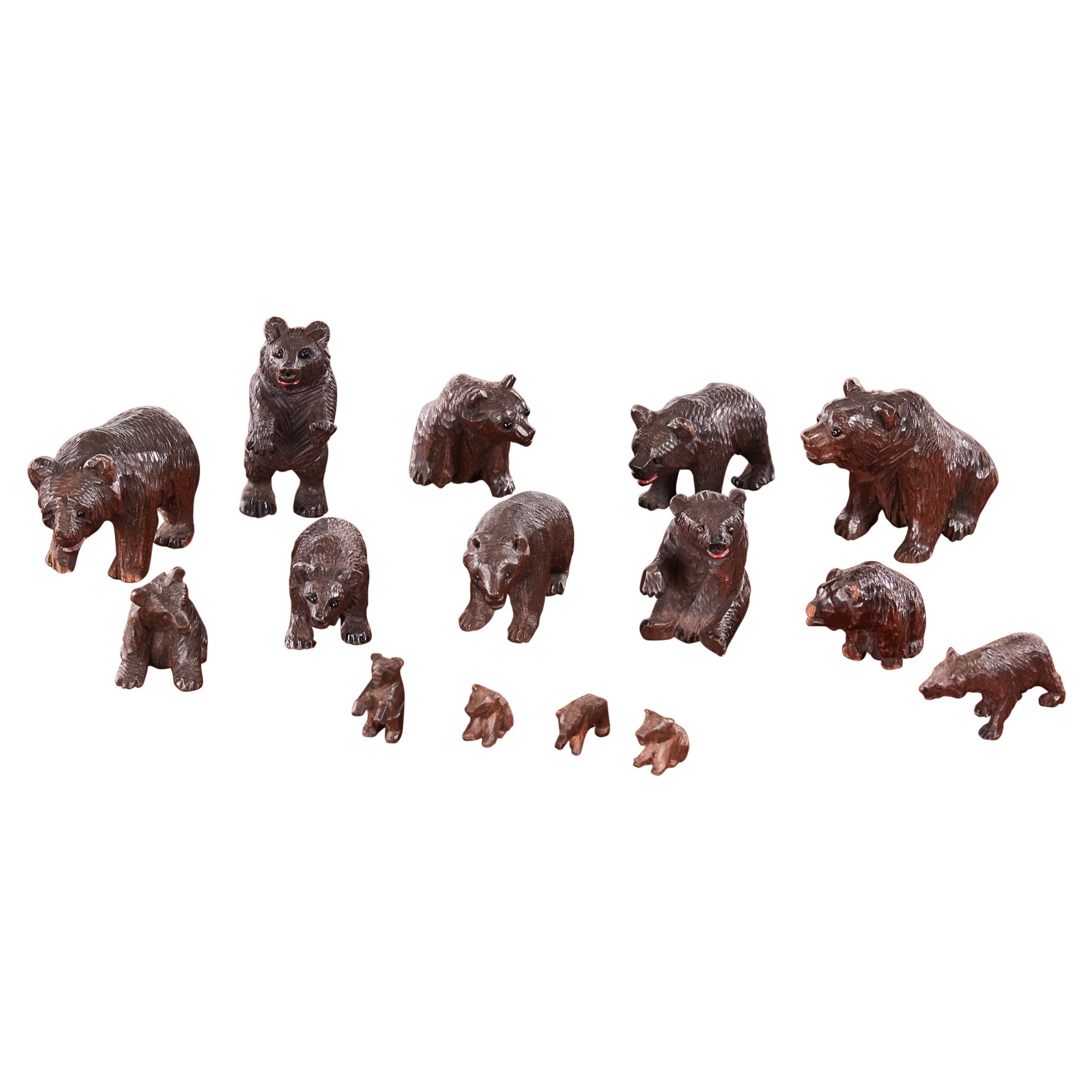 Fünfzehn antike Miniatur-Miniatur-Schnitzereien mit Schwarzwälder Bären