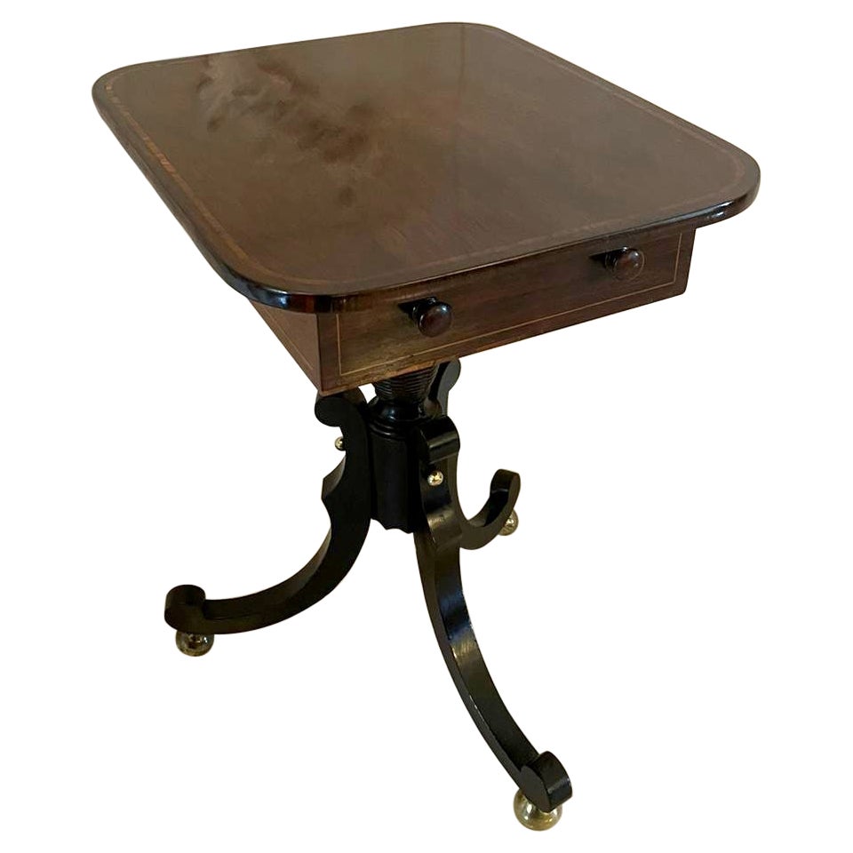 Ancienne table à lampe Regency en bois de rose en vente