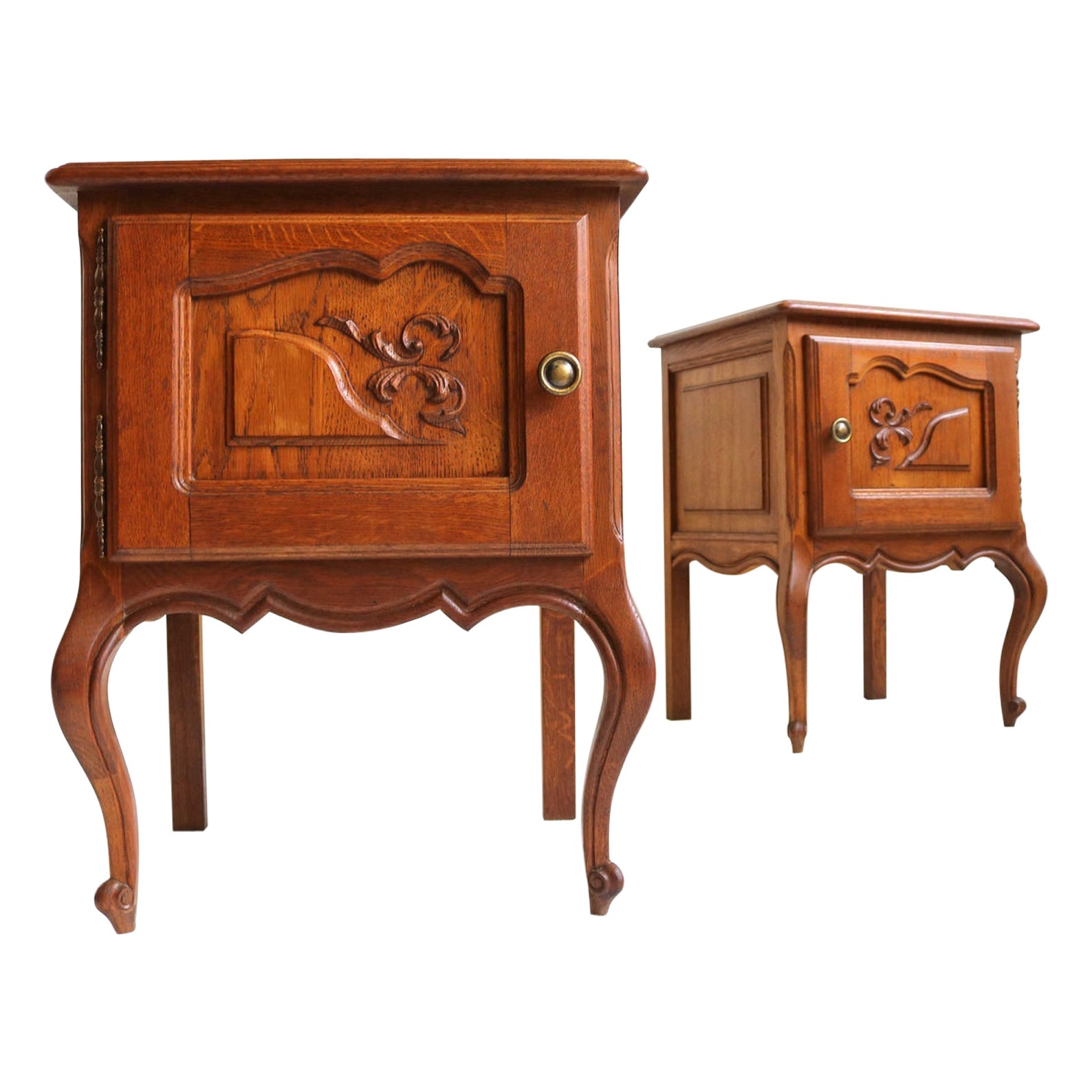 French Louis XVI Style Antique Style Carved Oak Nightstands 1960 Midcentury For Sale