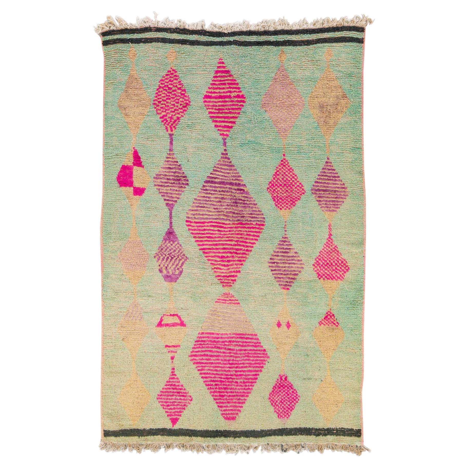 Tapis Azilal marocain vintage en laine rose à motifs géométriques et diamants, fait à la main