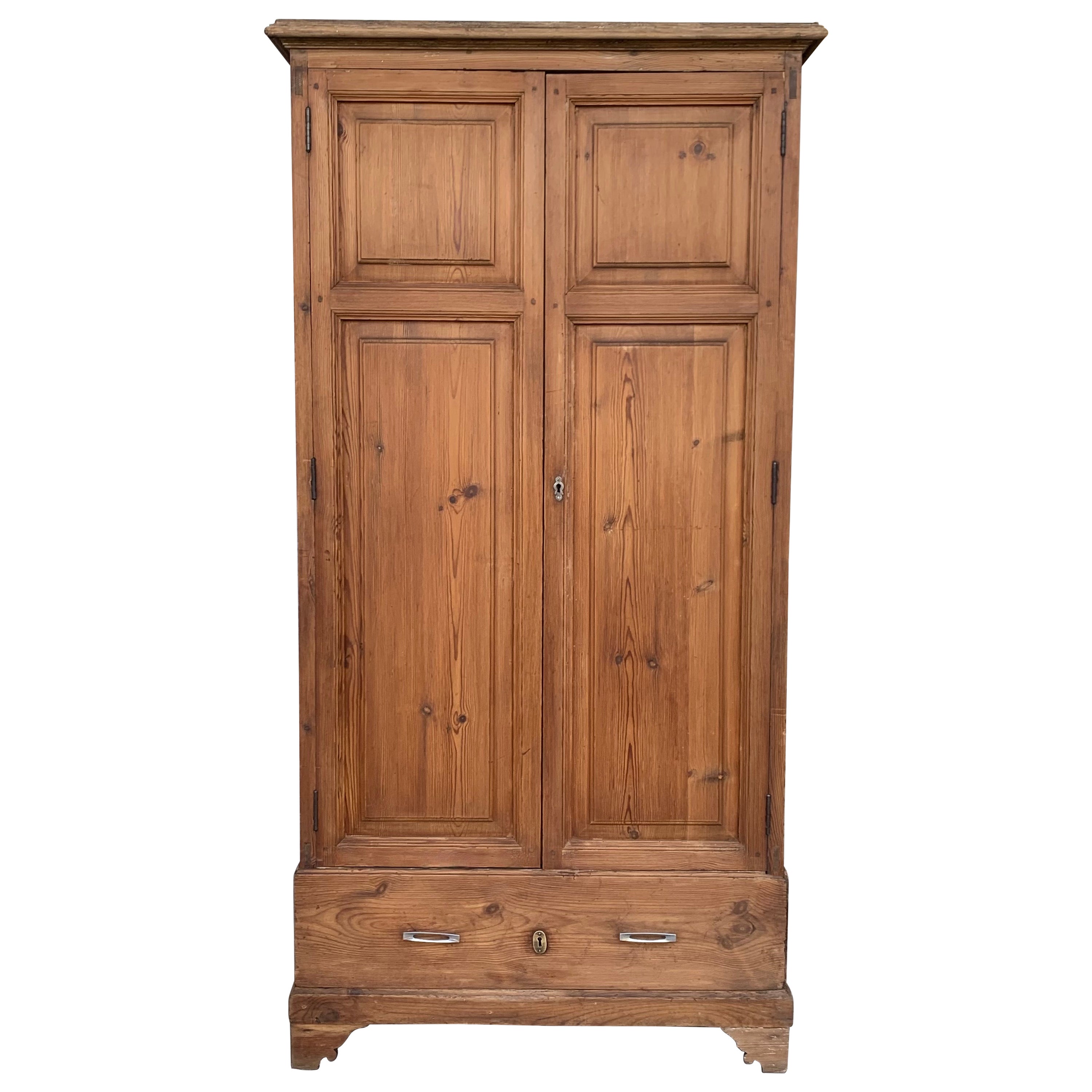 Credenza o armadio stretto del XIX secolo, pino, influenza castigliana, restaurato
