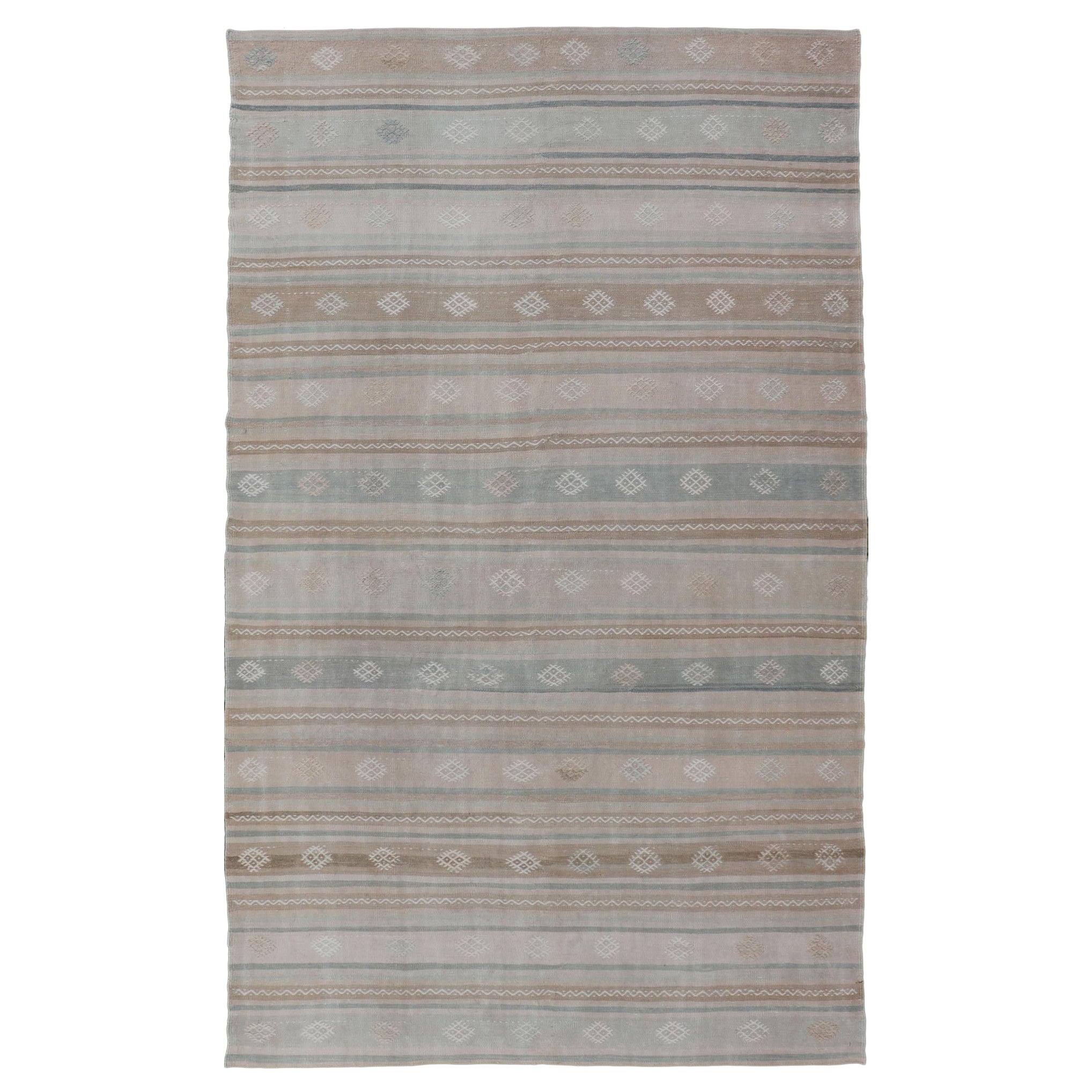 Tapis Kilim turc vintage dans les tons beige, taupe, marron, gris, bleu et terre