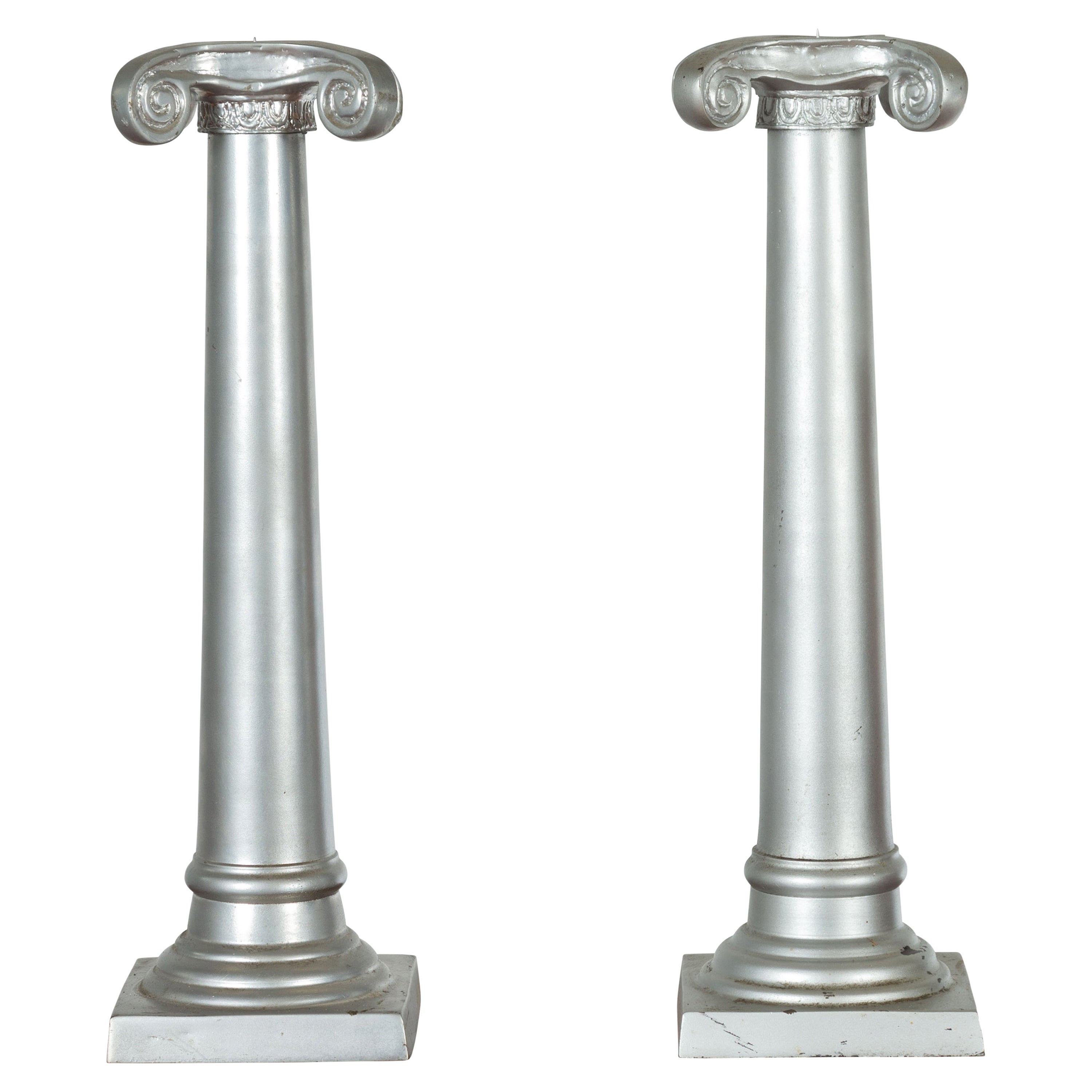 Paire de bougeoirs à colonne en argent sur bronze avec grandes chapiteaux ioniques