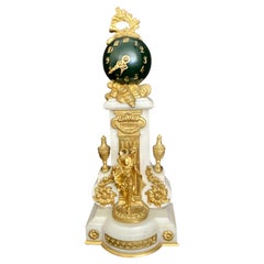 Antike französische Globe-Uhr aus weißem Marmor, patinierter Bronze und Goldbronze