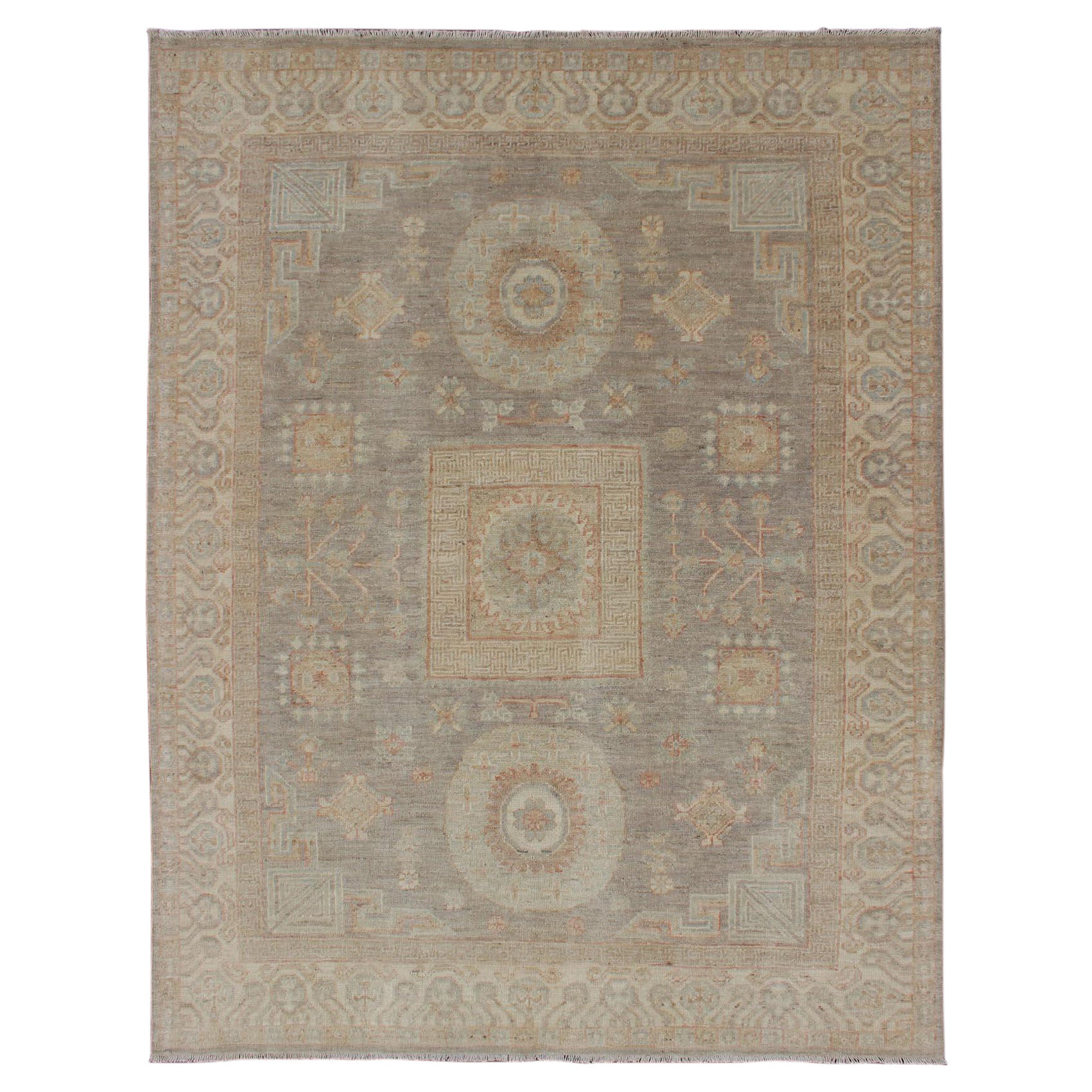 Teppich im Khotan-Design mit Samarkand-Muster in gedämpften Tönen im Angebot