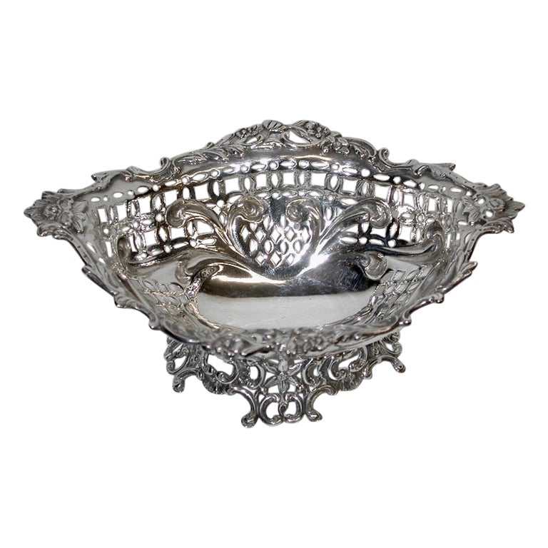 Victorian Silver Oval Sweet Dish, William Comyns, London Assay, 1889 For Sale