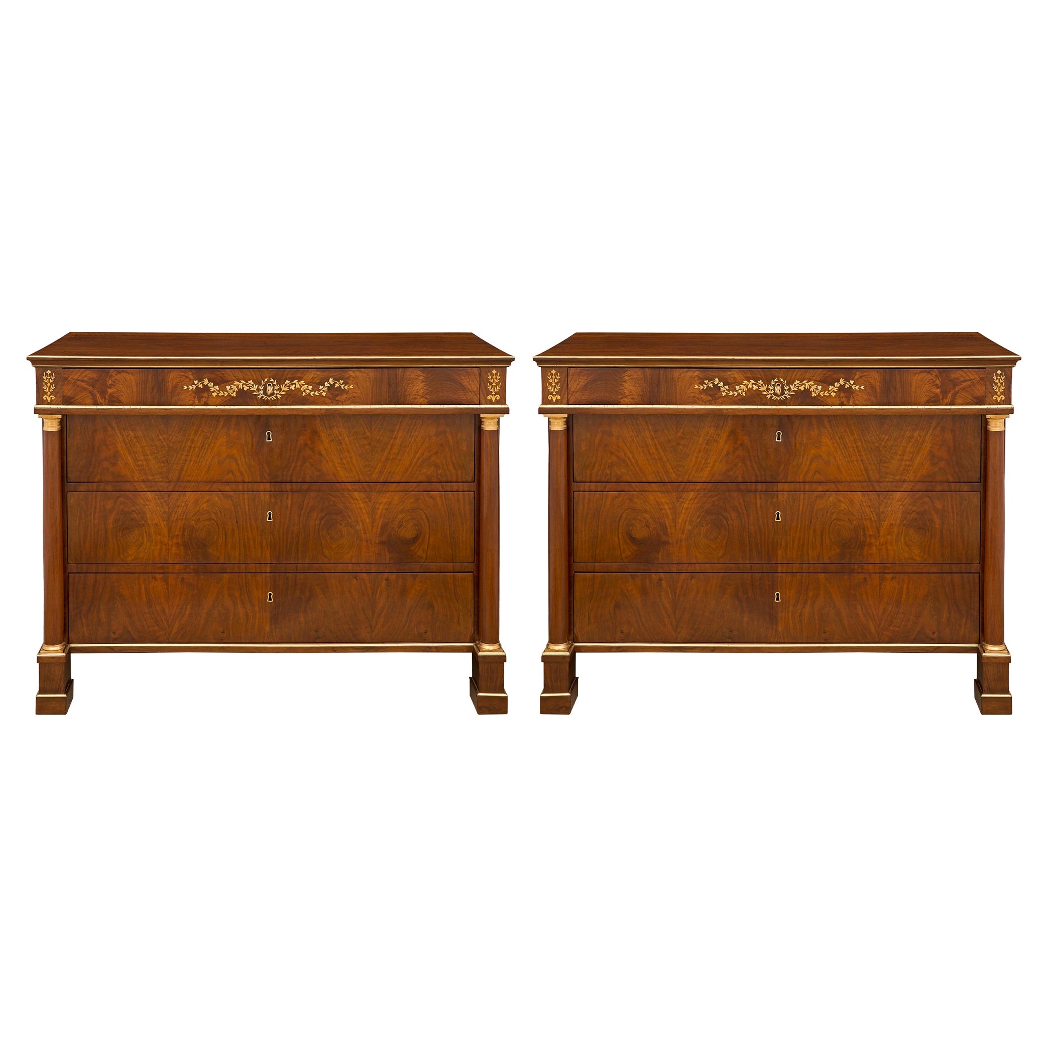 Paire de commodes italiennes néo-classiques du 18ème siècle en noyer, bronze doré et laiton