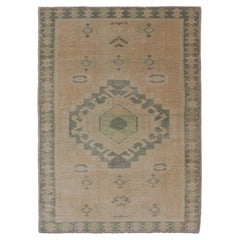 Vintage Oushak-Teppich mit zentralem Medaillon in warmen Tönen und grünen Tönen