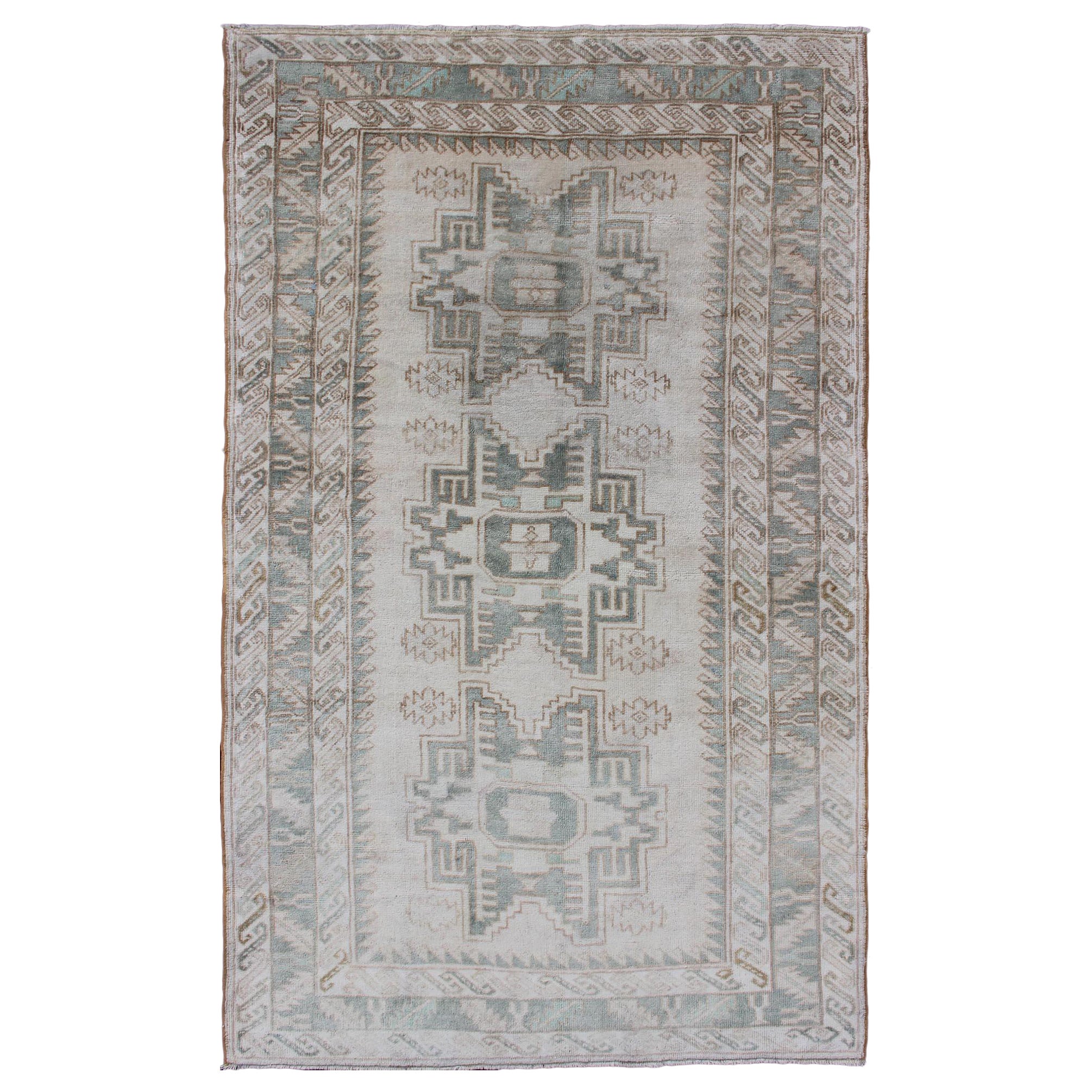 Tapis turc vintage Oushak avec médaillons centraux en taupe et vert clair