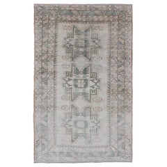 Tapis turc vintage Oushak avec médaillons centraux en taupe et vert clair