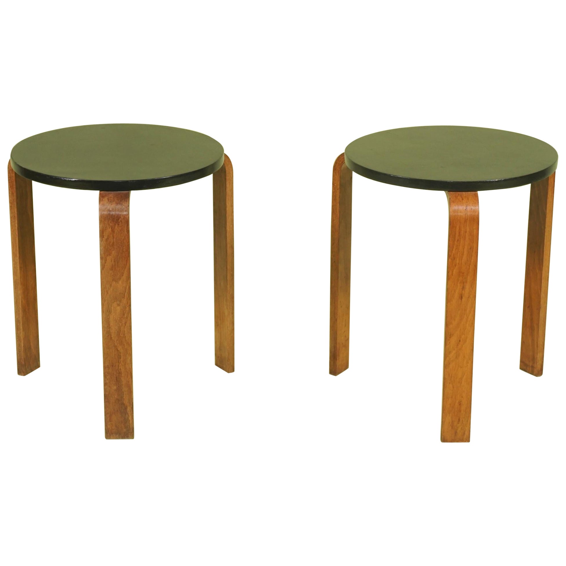 Une paire de vintage  Tables basses ou tabourets en bois cintré d'après un dessin d'Alvar Aalto  en vente