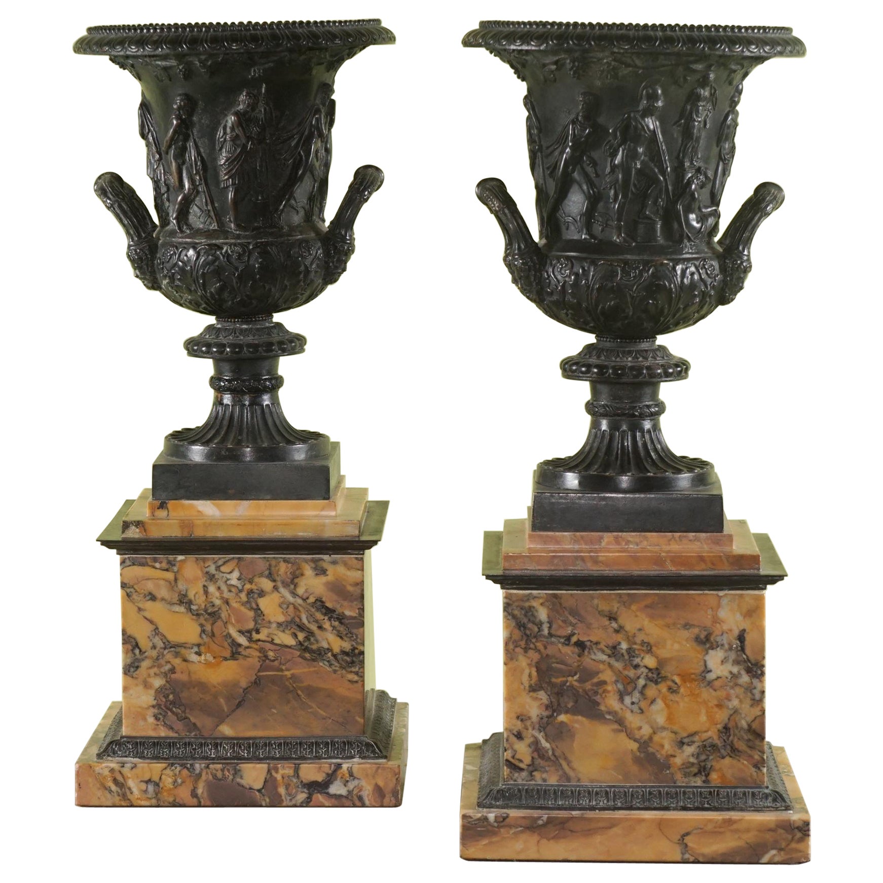 Großes Paar Italain- Medici-Urnen aus dem 19. Jahrhundert auf Sockeln aus Siena-Marmor