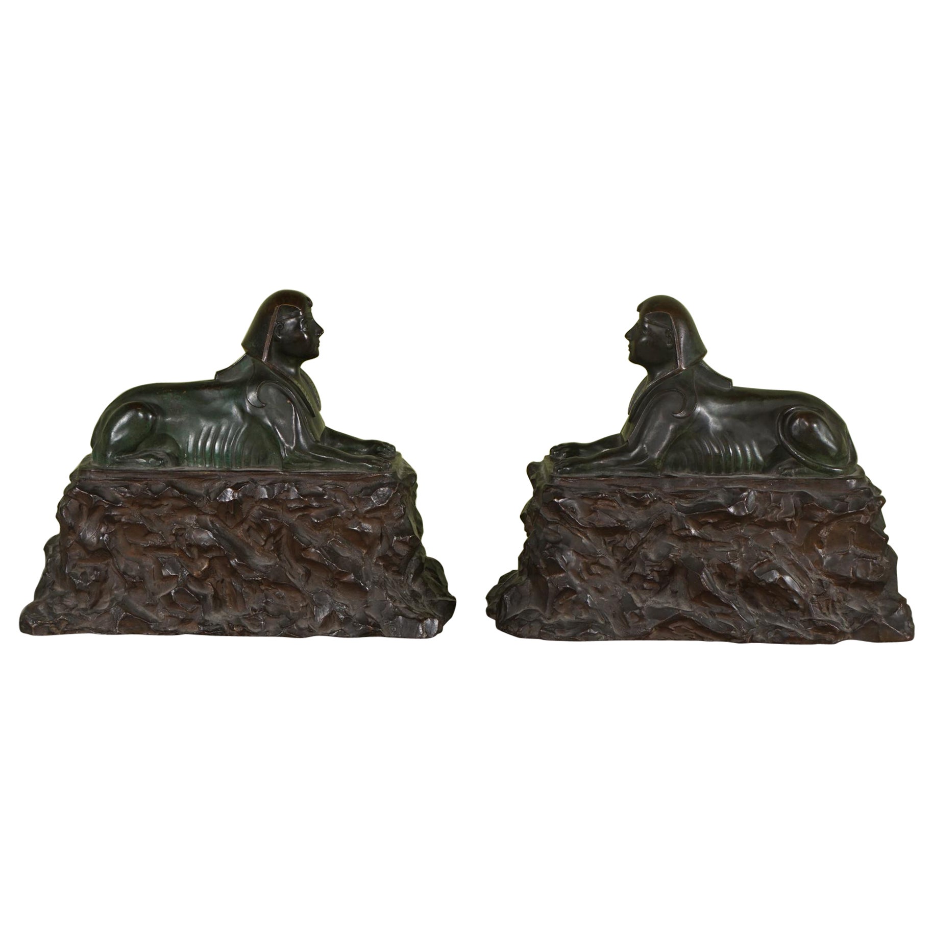Grande paire d'anciennes sphinx en bronze sur socle en roche