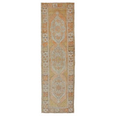 Tapis de couloir turc vintage Oushak à motif géométrique en bleu clair, orange, marron