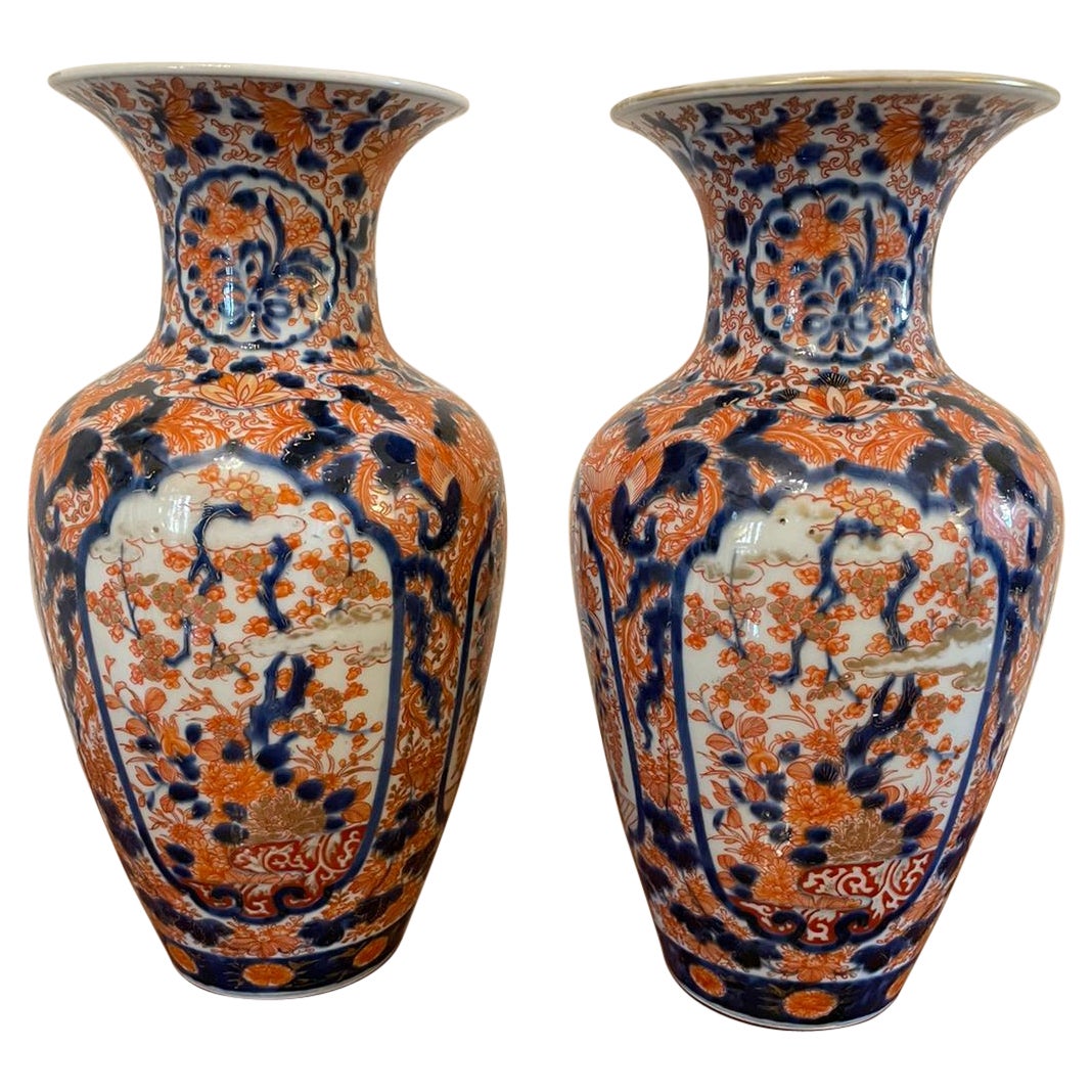 Paar japanische Imari-Vasen von hoher Qualität im Angebot