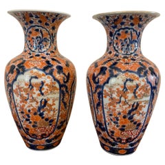 Paar japanische Imari-Vasen von hoher Qualität