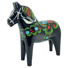 Rare grand cheval noir Dala suédois par Nils Olsson:: Suède Folk Art