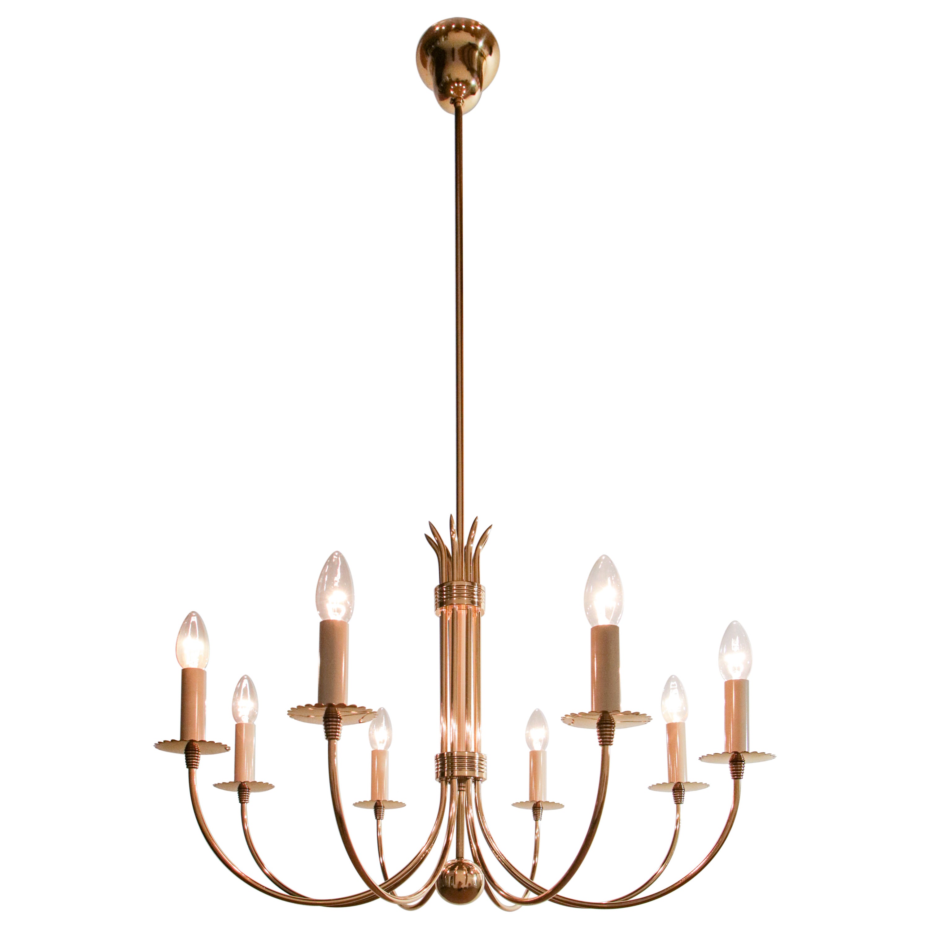 Magnificent Italian mid-century chandelier attributed to Guglielmo Ulrich from the 1945s. The chandelier is made of bright brass and ivory lacquered aluminum. It has eight lights in E14 format. We recommend viewing the images at maximum to