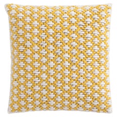 Coussin Silaï de GAN Spaces en jaune-jaune par Charlotte Lancelot