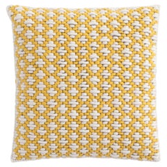 Coussin Silaï de GAN Spaces en jaune-jaune par Charlotte Lancelot