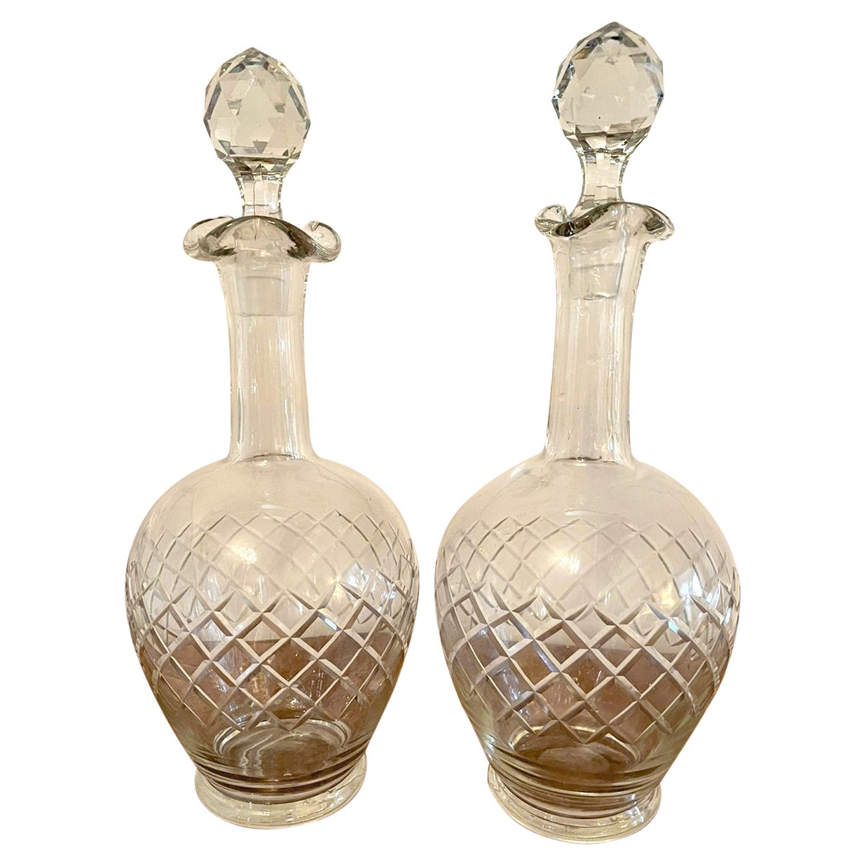 Paire de carafes en verre taillé de style édouardien en vente