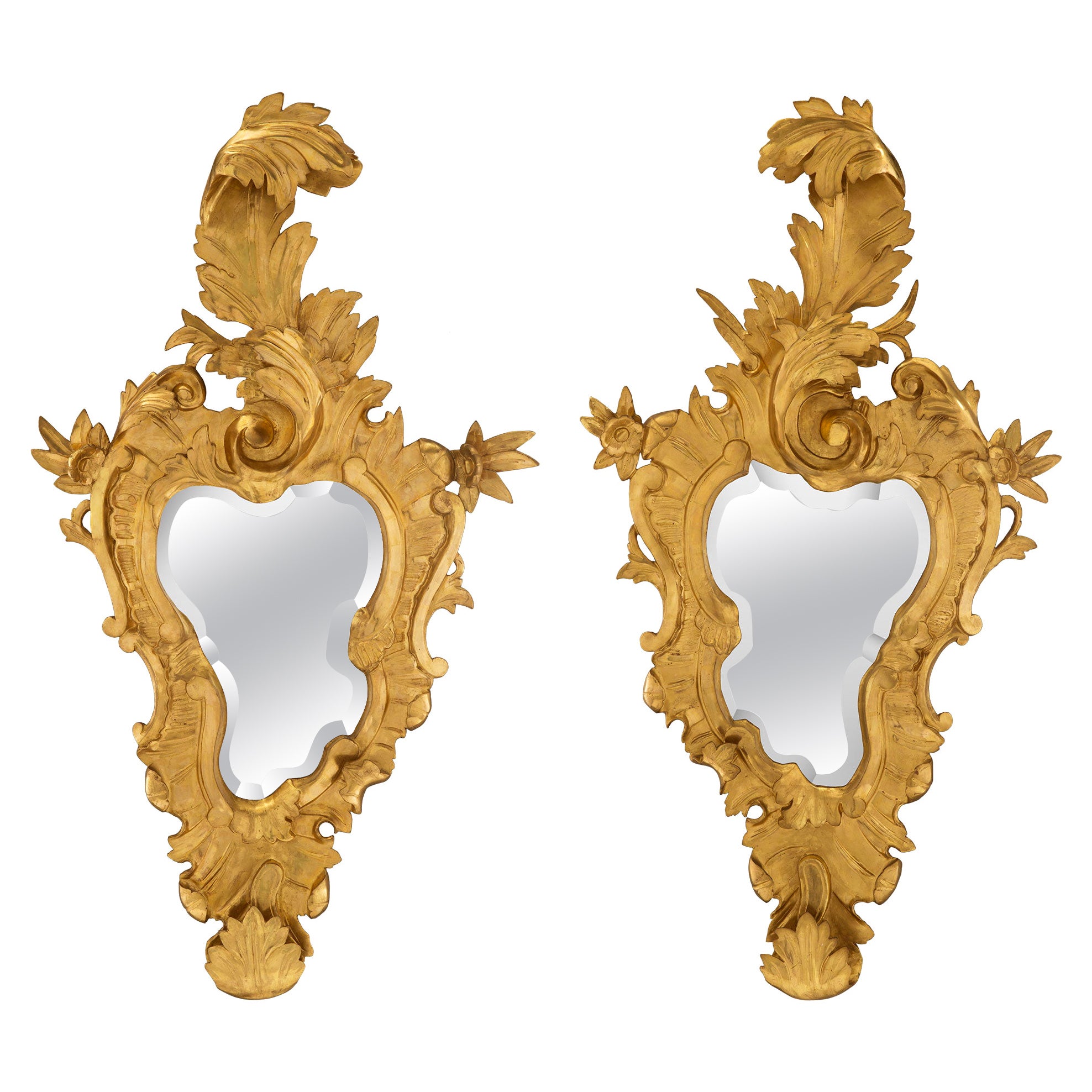 Coppia di specchi in legno dorato veneziano del XIX secolo