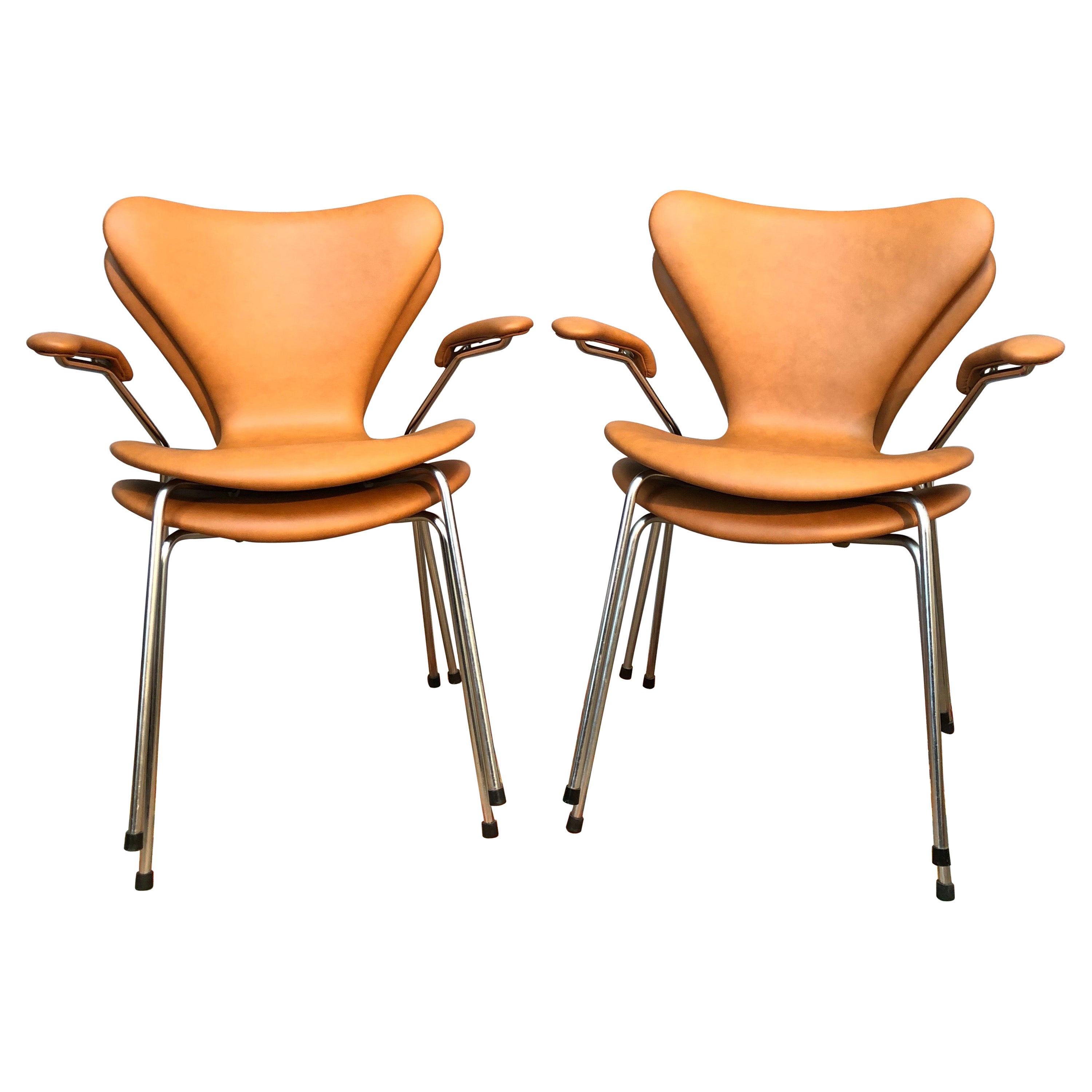 4 chaises vintage emblématiques en cuir Arne Jacobsen pour Fritz Hansen 3107/3207