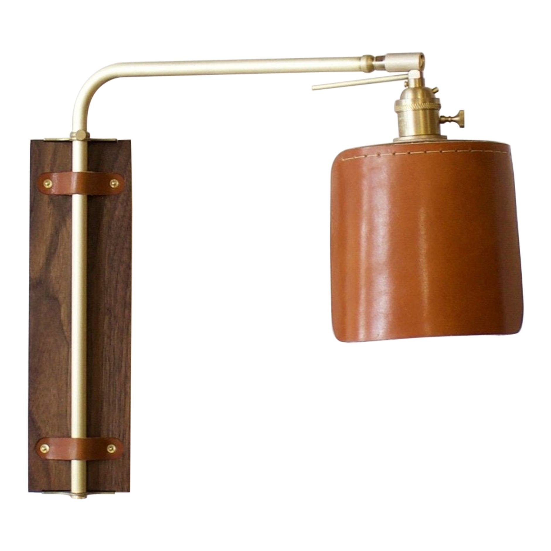 Moderne moderne Ava-Leuchte aus Messing und Nussbaumholz in hellbraunem Leder, eingesteckt im Angebot