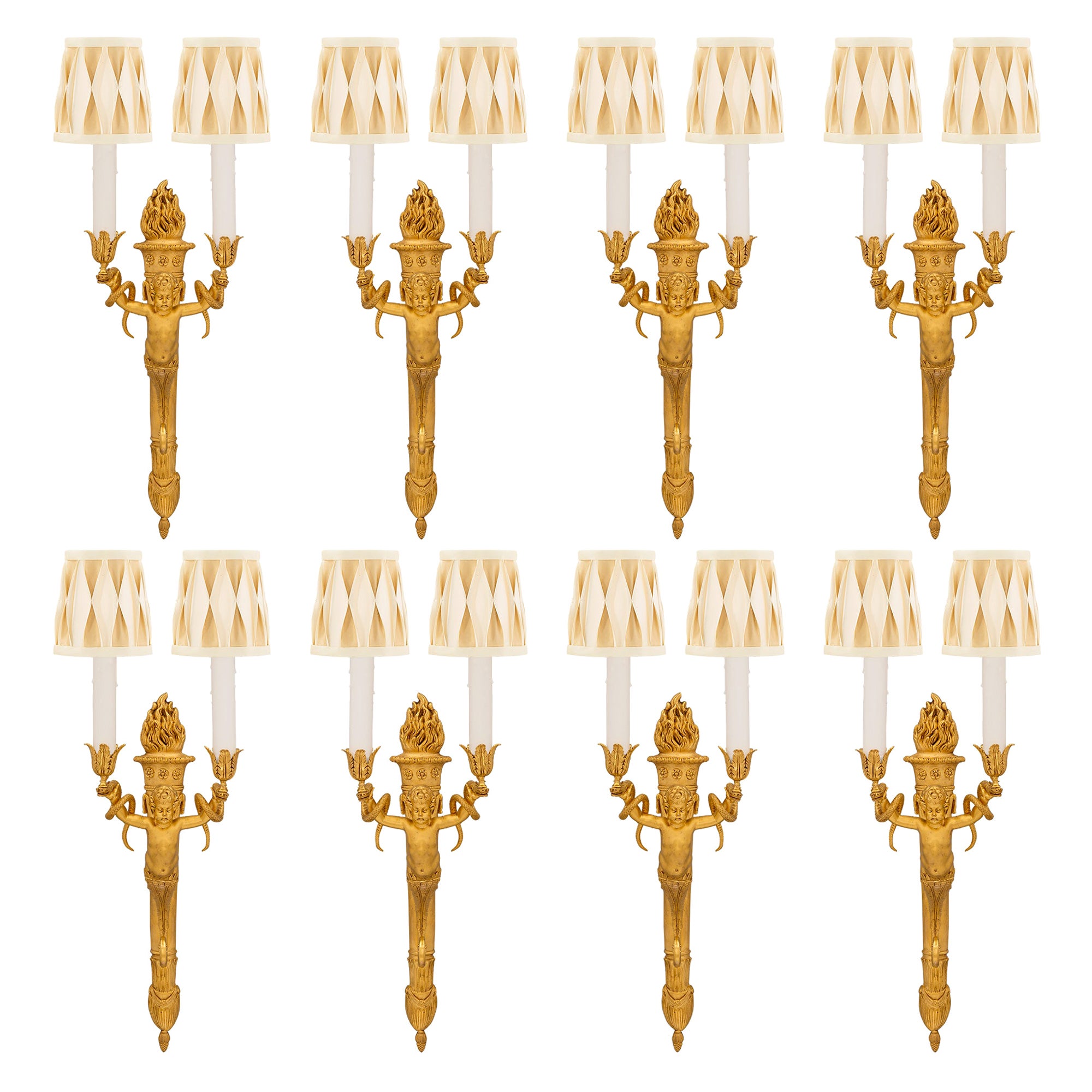 Ensemble de huit appliques à deux bras en bronze doré néoclassique du XIXe siècle de style français en vente