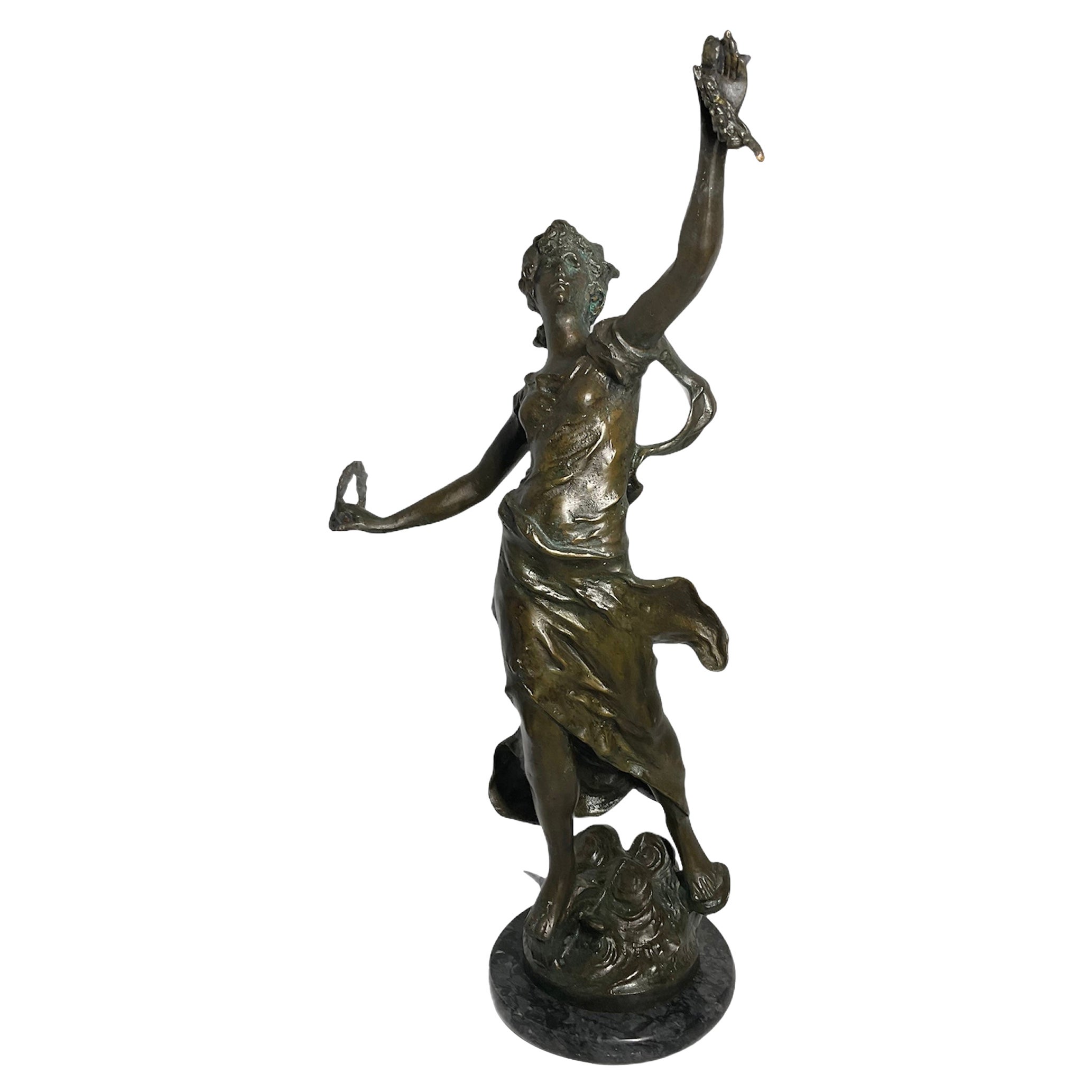 Rare sculpture en bronze patiné L & F. Moreau d'une jeune fille en forme de triomphe en vente