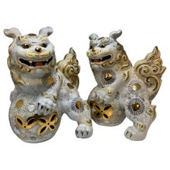 Paar japanische Satsuma Kutani-Porzellan-Fuchshund-Skulpturen/Figuren