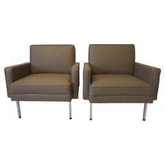 Mid Century Club Lounge Chairs in the Style of Knoll / Steelcase