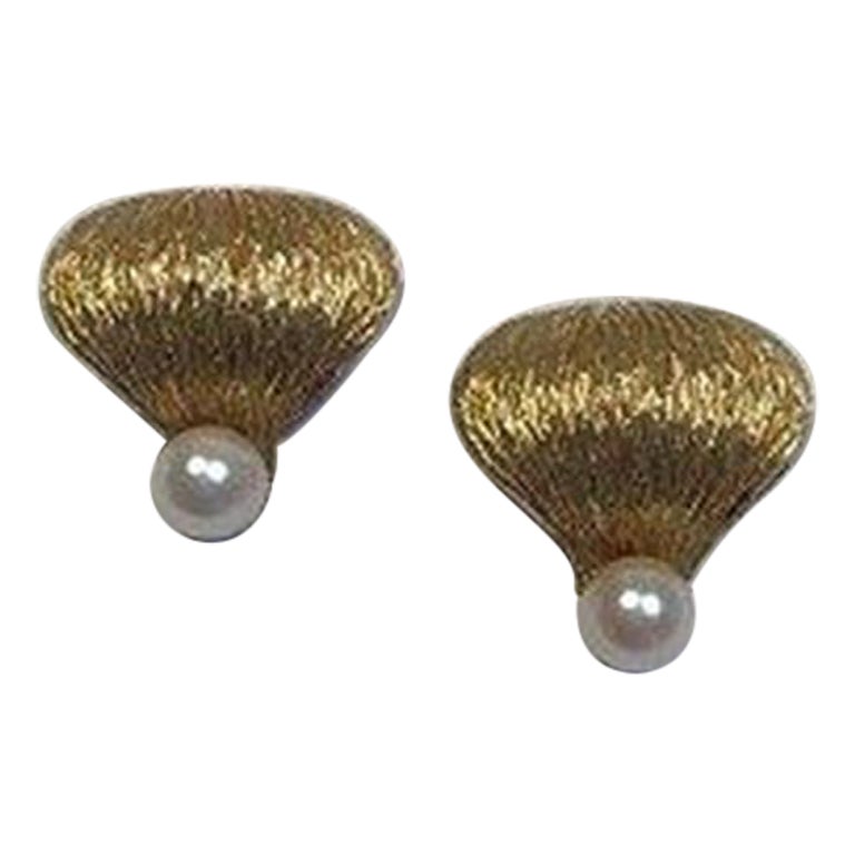 Bernhardt Hertz 14 Ct. Gold Earclips with a Pearl and Barkfinish For Sale