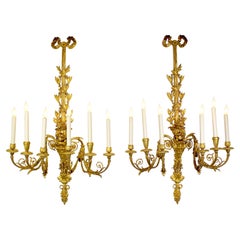 Paire d'appliques murales figuratives françaises du 19ème siècle en bronze doré représentant des enfants