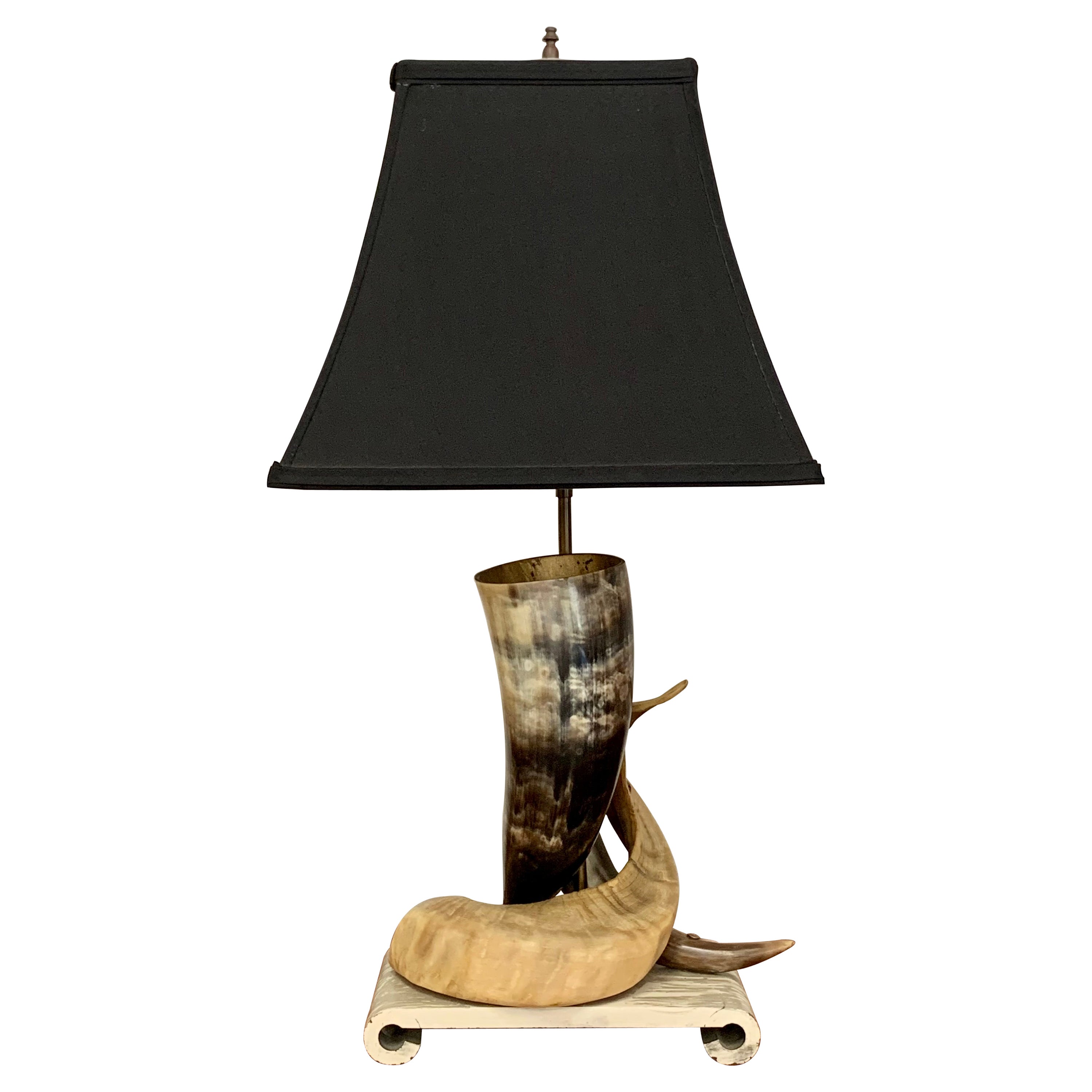 Dekorative Steer Horn-Tischlampe mit Sockel aus Kunstmarmor im Angebot
