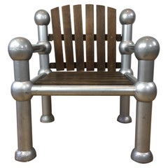 Industrieller Eisen- Atomic-Stuhl aus den 1950er Jahren mit Sitz und Rückenlehne aus tropischem Hartholz