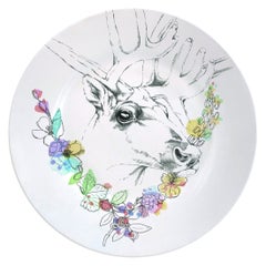 Ode to the Wood, assiette plate contemporaine en porcelaine avec caribou et fleur