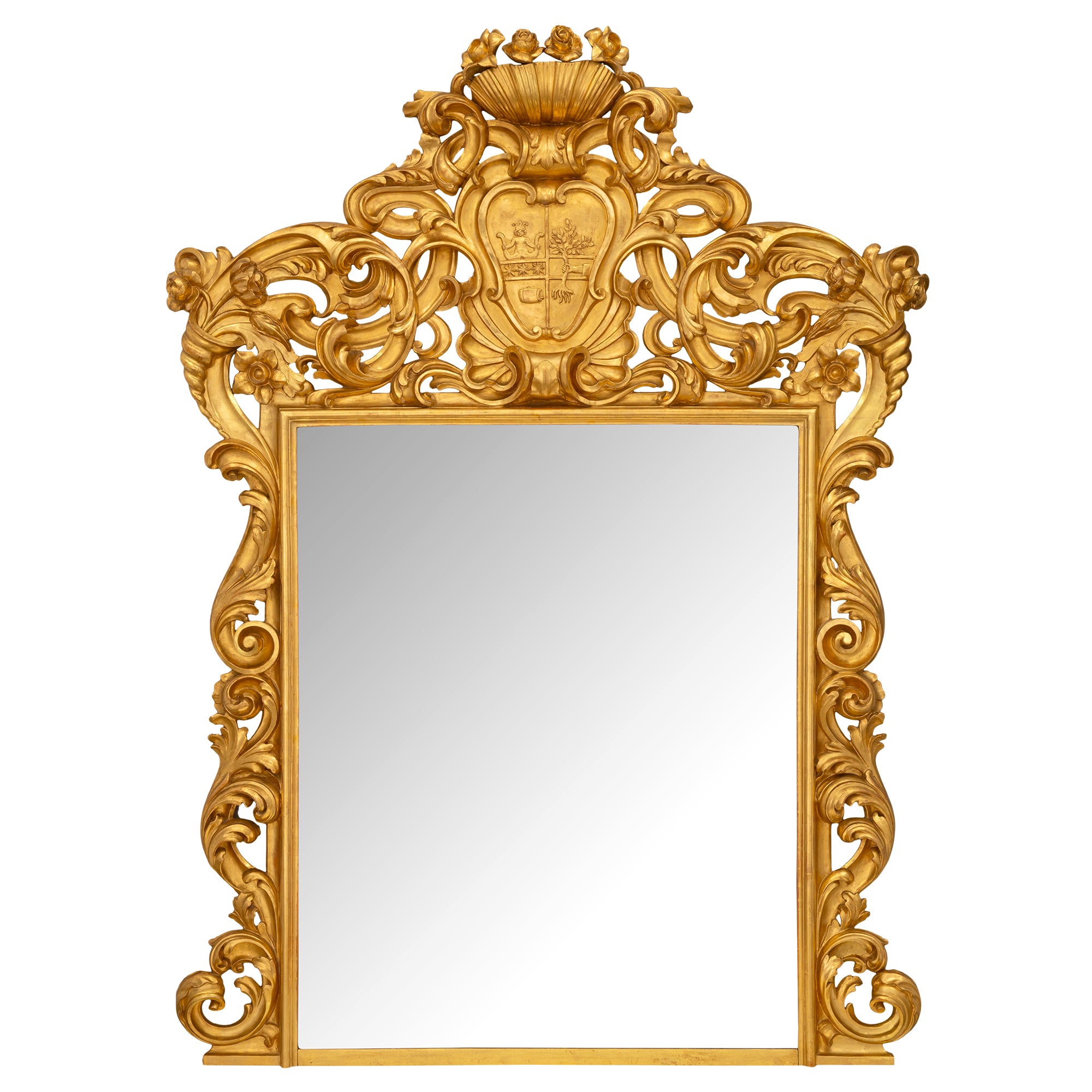 Miroir italien en bois doré romain du début du siècle dernier