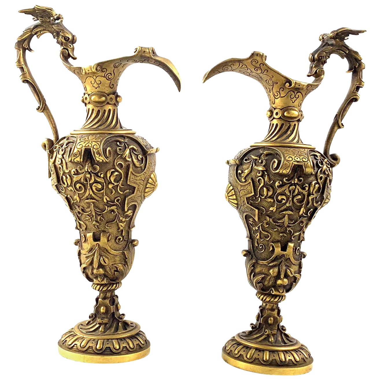 Paire d'aiguières en bronze doré moulé du 19ème siècle de style néo-renaissance italienne
