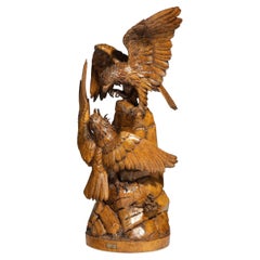 Sculpture de la Forêt Noire représentant deux aigles royaux en querelle