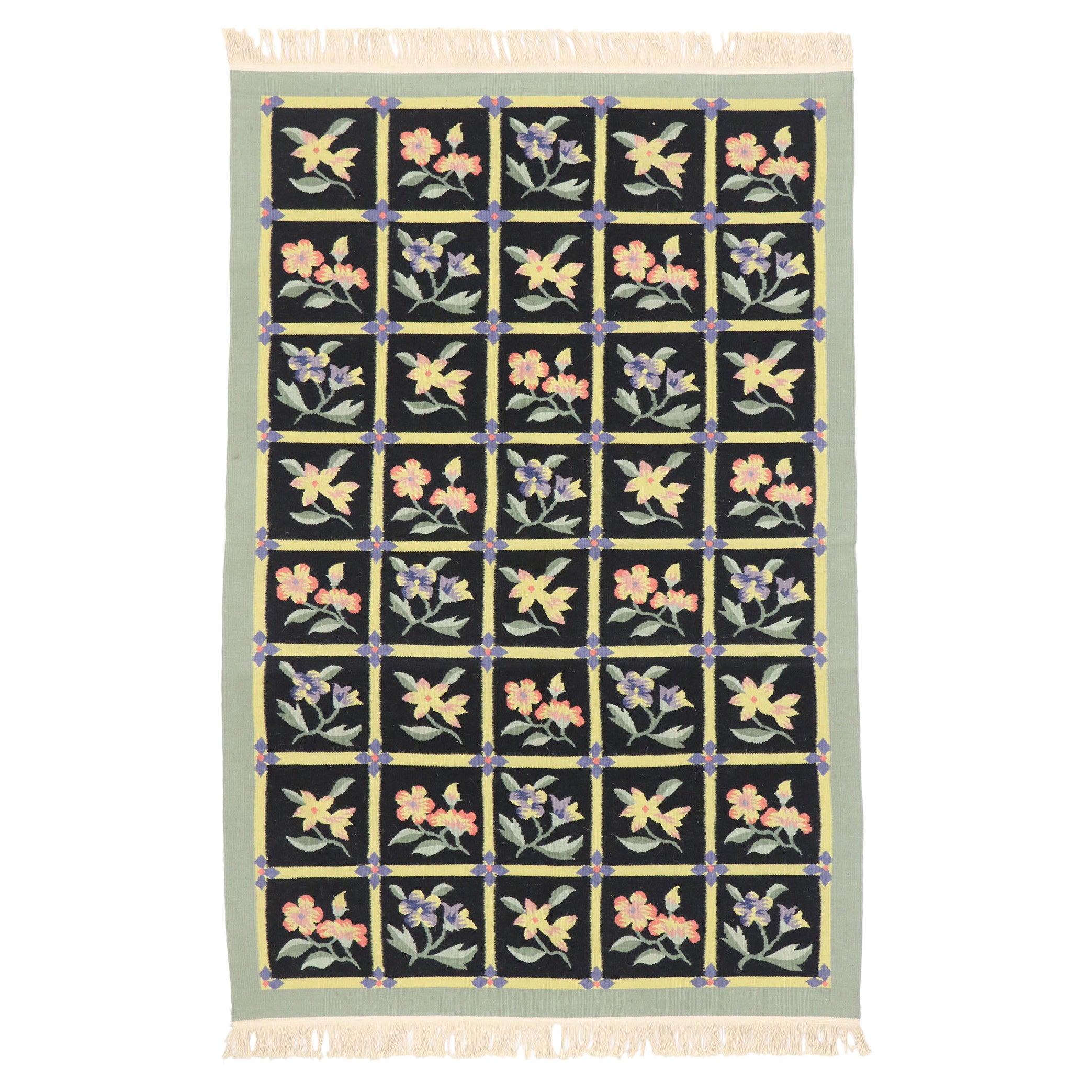 Chinesischer, geblümter Vintage-Kelim-Teppich im englischen Landhausstil mit Blumenmuster