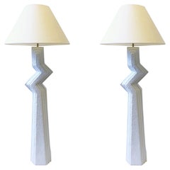 Paire de lampadaires Zig Zag en plâtre blanc et laiton