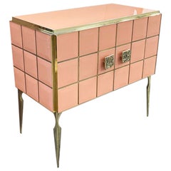 Meuble de bar/meuble de rangement moderne italien de style Art Déco en verre rose royal à bords en laiton