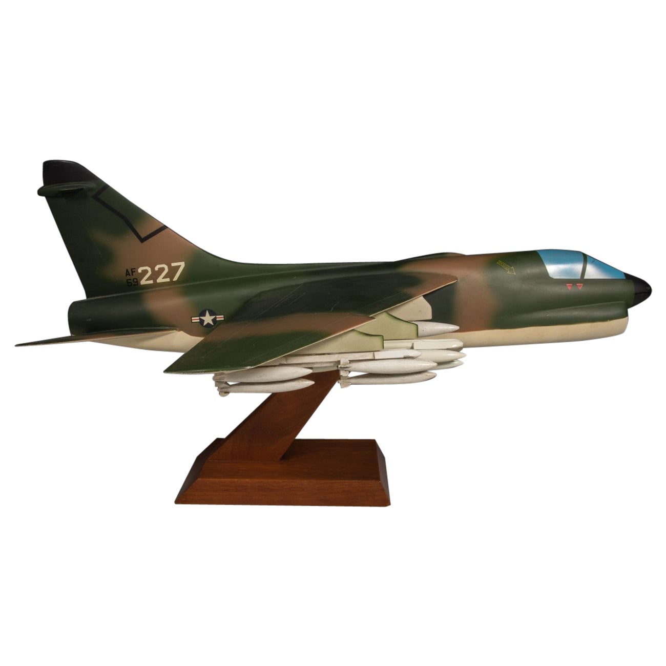 Modèle réduit d'avion de chasse Corsair II de la USAF LTV A-7